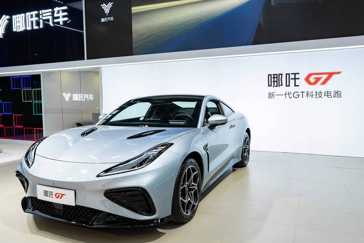 深圳311哪吒汽车在智能汽车领域的表现，领途汽车在新能源汽车市场中的影响力